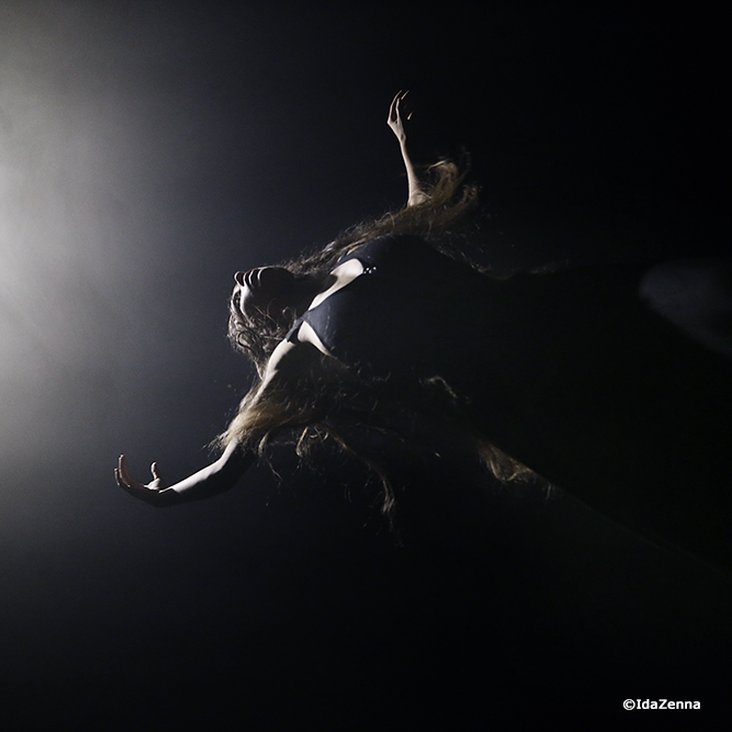 Tänzer:innen der company idem bei der Performance ihrer Choreographie "Imbalance" auf der Bühne.