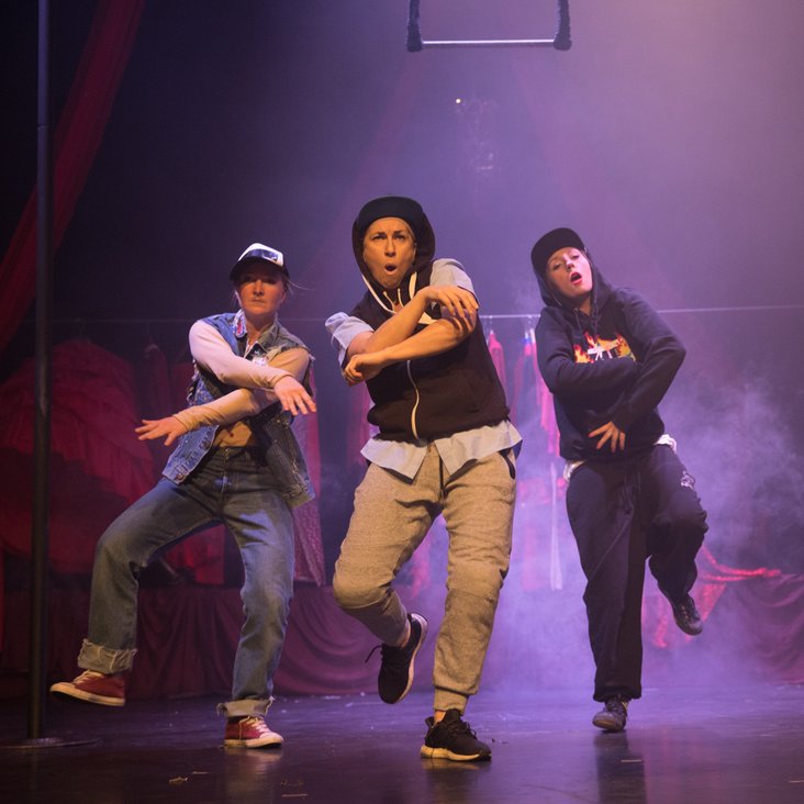 Das Ensemble der Barbaren Barbies auf der Bühne