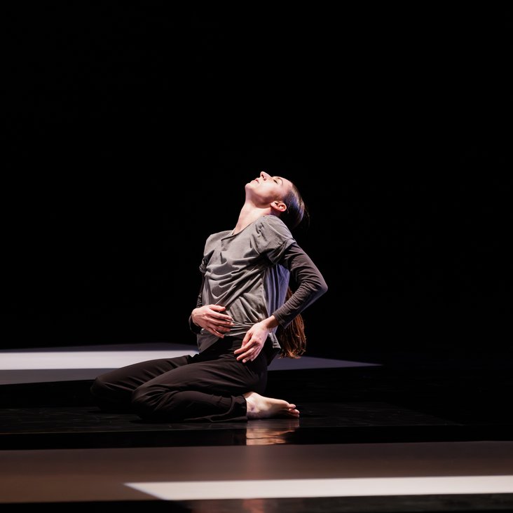Tänzerin Anneleen Dedroog auf der Theaterhaus Bühne.