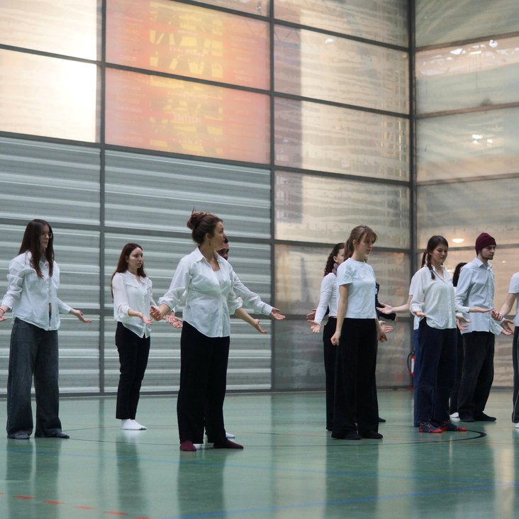 Beteiligte der theaterpädagogischen Produktion "VIOLA" bei den Proben