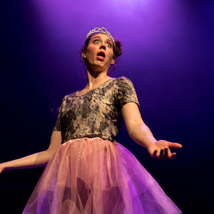 Das Ensemble der Barbaren Barbies auf der Bühne