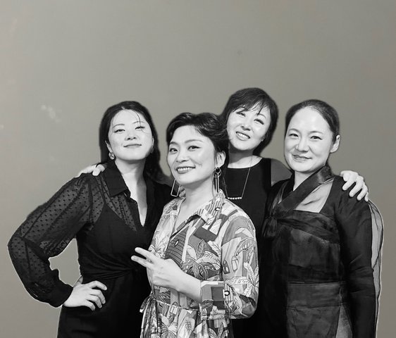 Vier Frauen posieren für ein Portrait