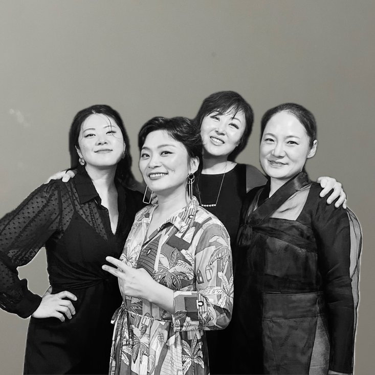 Vier Frauen posieren für ein Portrait