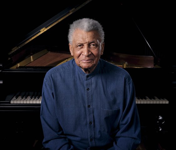 Abdullah Ibrahim sitzt vor einem Klavier