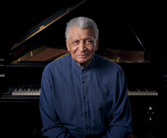 Abdullah Ibrahim sitzt vor einem Klavier