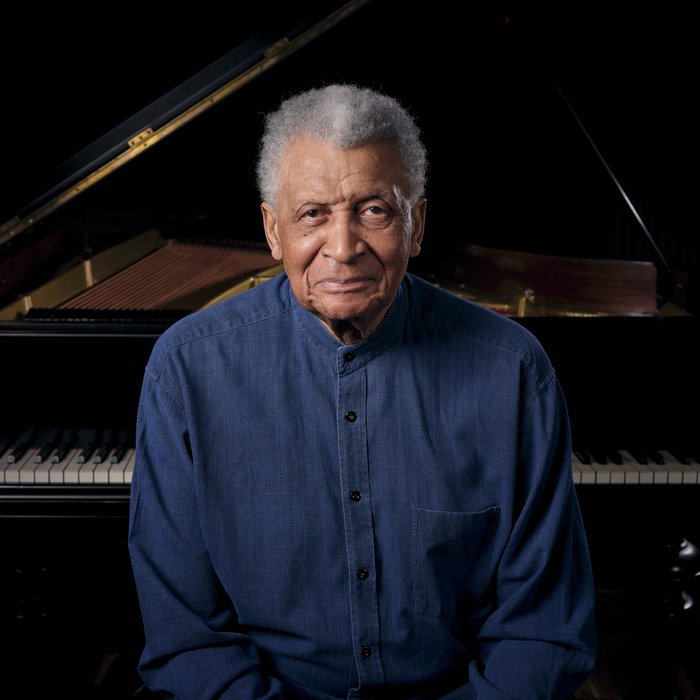 Abdullah Ibrahim sitzt vor einem Klavier