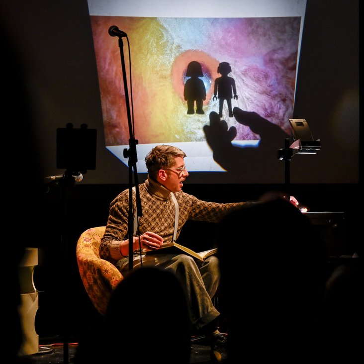 Boris Rosenberger in Kostüm im Bühnenbild von "The first cut is the deepest"