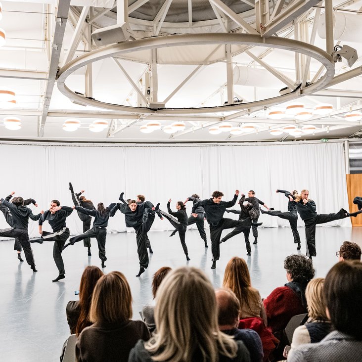 Tänzer:innen von Gauthier Dance bei den Proben im Ballettsaal in Orsolina, Italien