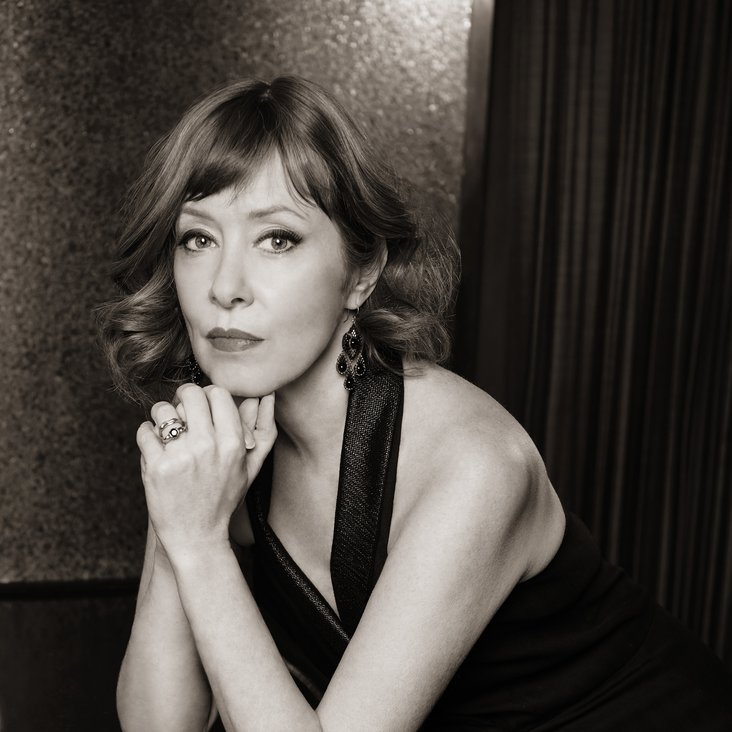 Ein schwarz-weiß Portraitbild von Suzanne Vega