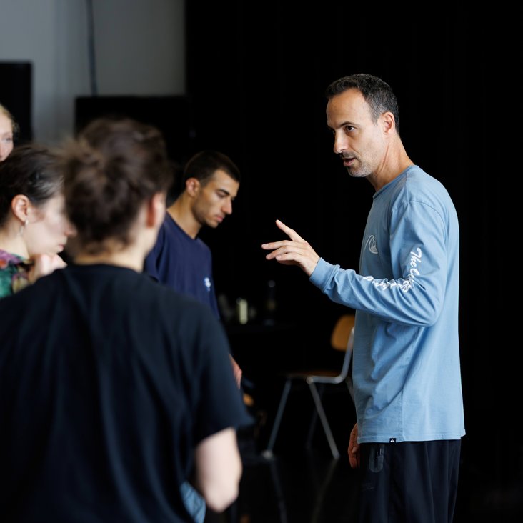 Tänzer:innen von Gauthier Dance bei der Probe mit Choreograph Hofesh Shechter für "UNLUCK"