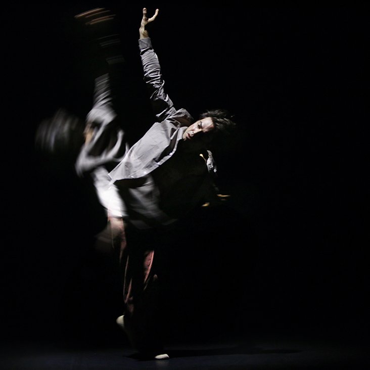 Tänzer:innen der company idem bei der Performance ihrer Choreographie "Imbalance" auf der Bühne.