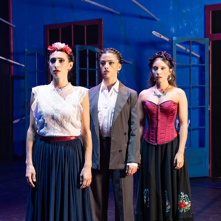 Mitglieder des Ensembles von "Viva la Vida" live auf der Bühne