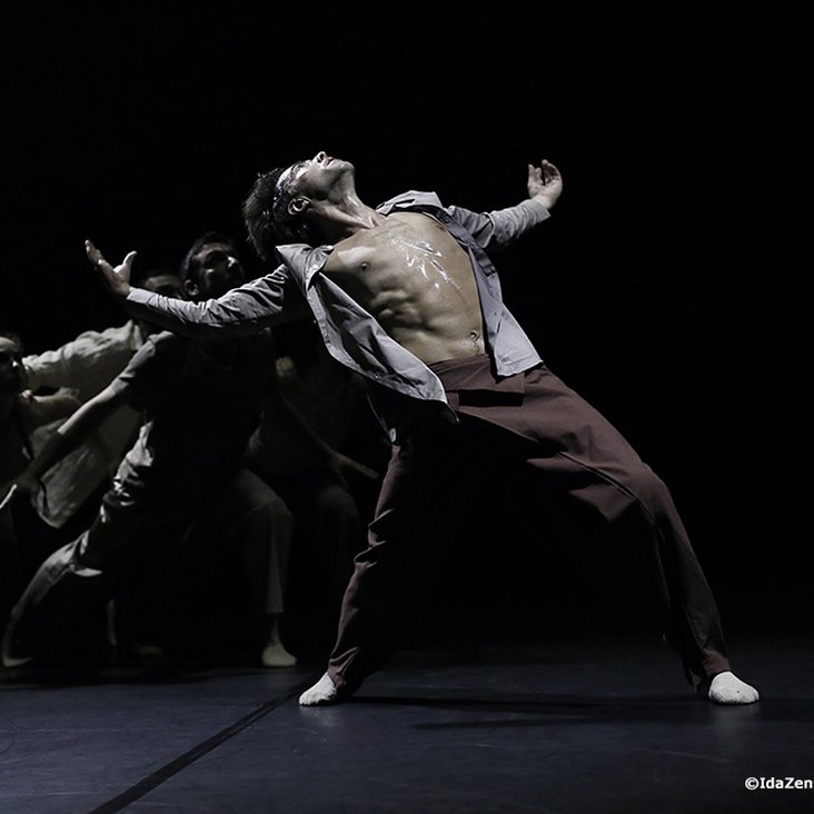 Tänzer:innen der company idem bei der Performance ihrer Choreographie "Imbalance" auf der Bühne.