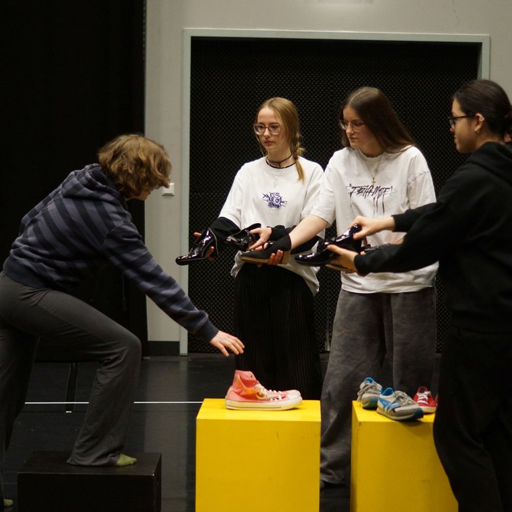 Beteiligte der theaterpädagogischen Produktion "VIOLA" bei den Proben