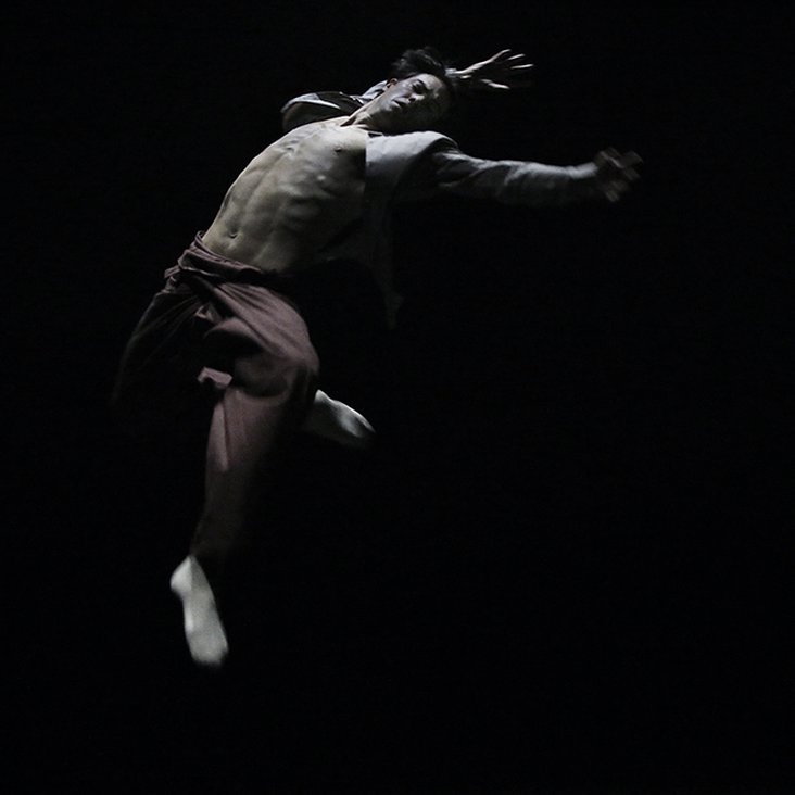 Tänzer:innen der company idem bei der Performance ihrer Choreographie "Imbalance" auf der Bühne.