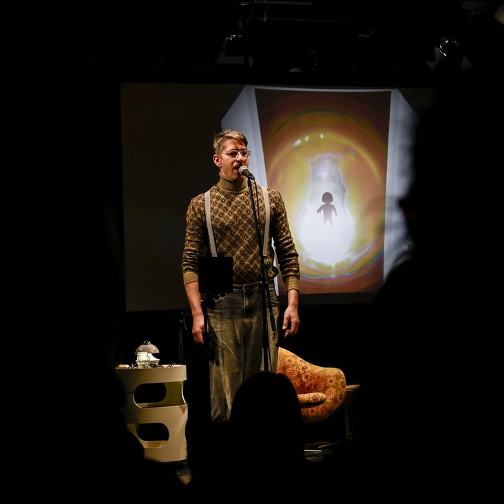 Boris Rosenberger in Kostüm im Bühnenbild von "The first cut is the deepest"