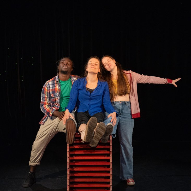 Das Ensemble von "Theatre La Lune" auf der Bühne