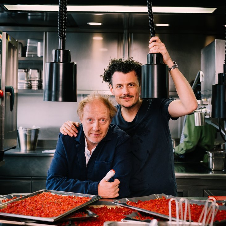 Manuel Rubey & Simon Schwarz in einer Restaurant-Großküche