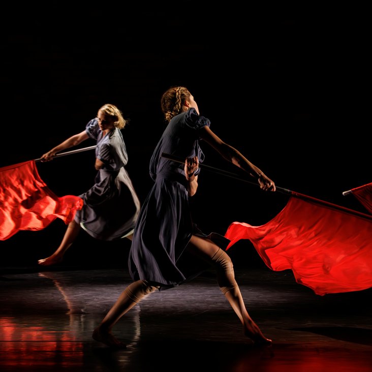 Tänzer:innen der Gauthier Dance JUNIORS in Kostüm auf der Bühne der Produktion "Barker"