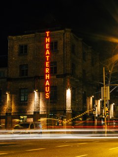 Bild des Theaterhaus bei Nacht mit Langzeitbelichtung