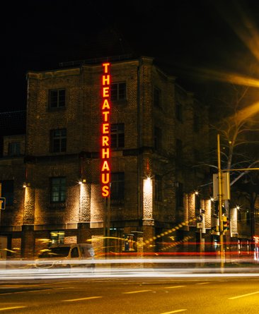Bild des Theaterhaus bei Nacht mit Langzeitbelichtung