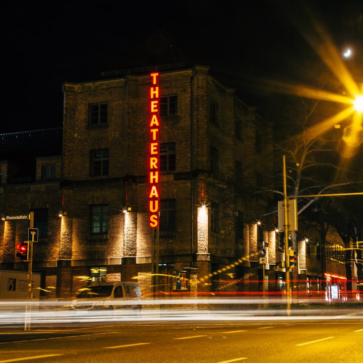 Bild des Theaterhaus bei Nacht mit Langzeitbelichtung