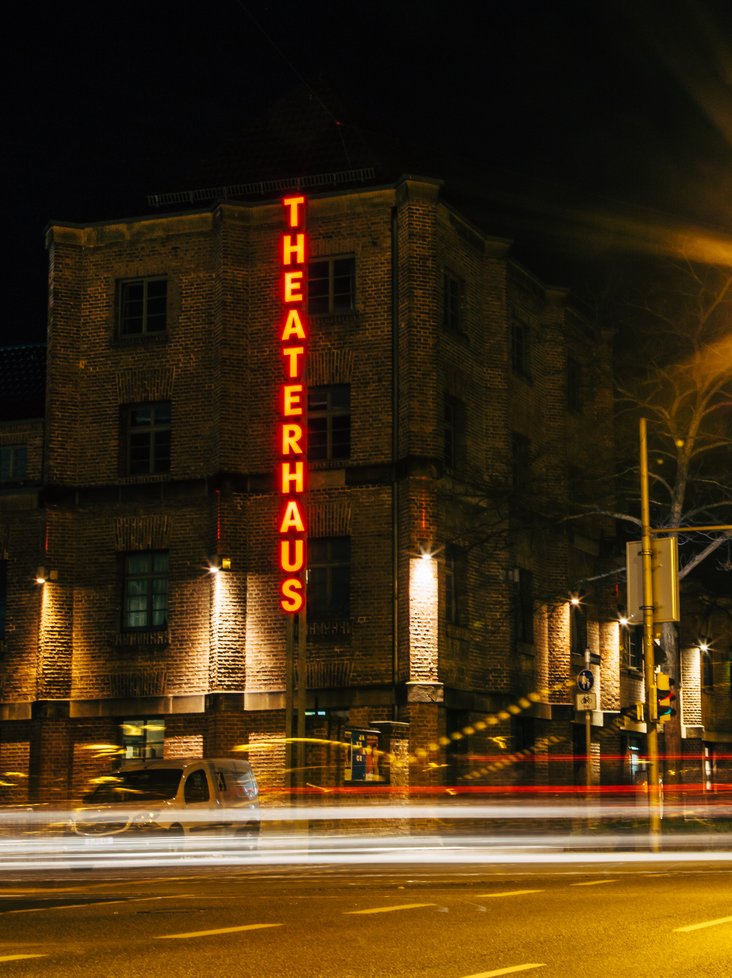 Bild des Theaterhaus bei Nacht mit Langzeitbelichtung