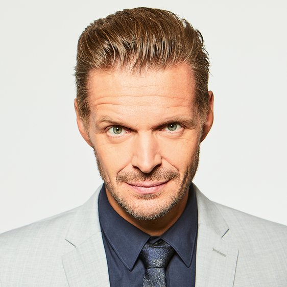 Florian Schroeder schaut verschmitzt in die Kamera