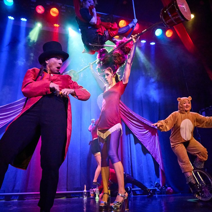 Das Ensemble der "Barbaren Barbies" in Kostümen auf der Bühne