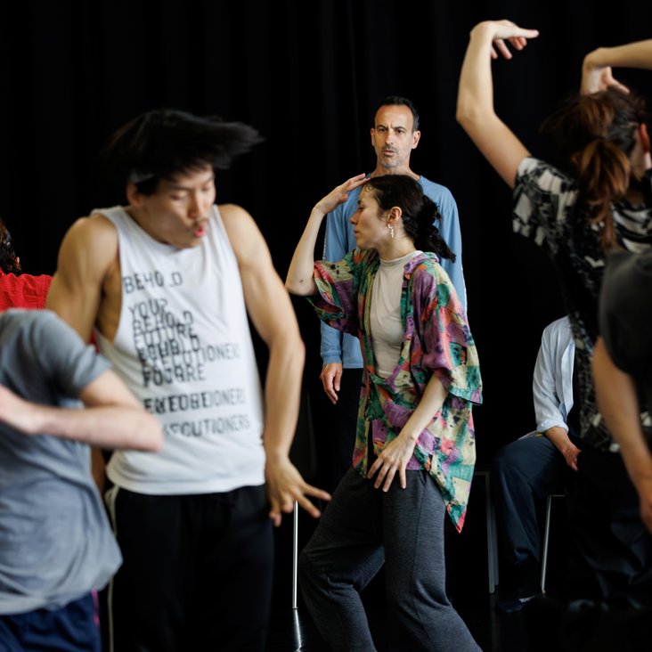Tänzer:innen von Gauthier Dance bei der Probe mit Choreograph Hofesh Shechter für "UNLUCK"