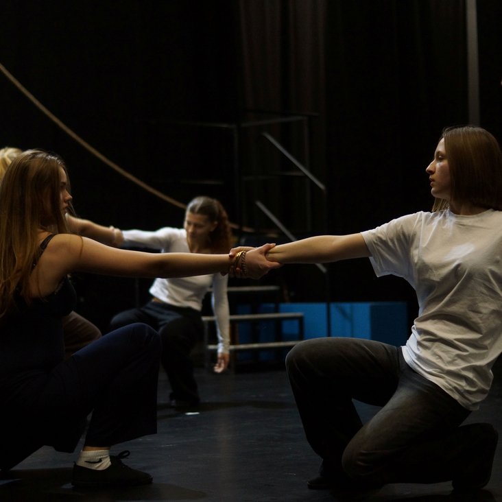 Beteiligte der theaterpädagogischen Produktion "VIOLA" bei den Proben