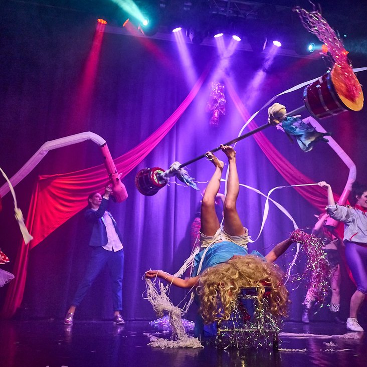 Das Ensemble der "Barbaren Barbies" in Kostümen auf der Bühne