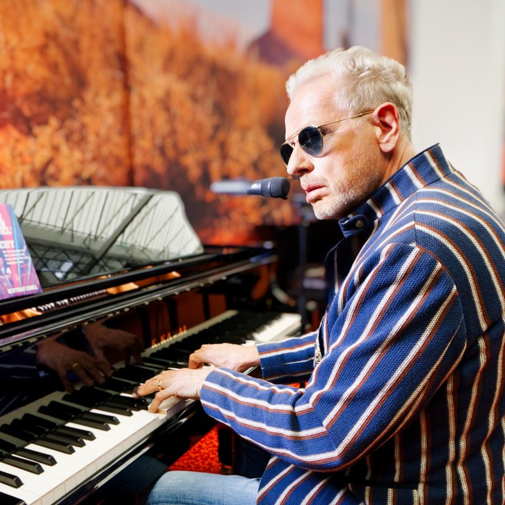 Bertram Engel spielt Klavier