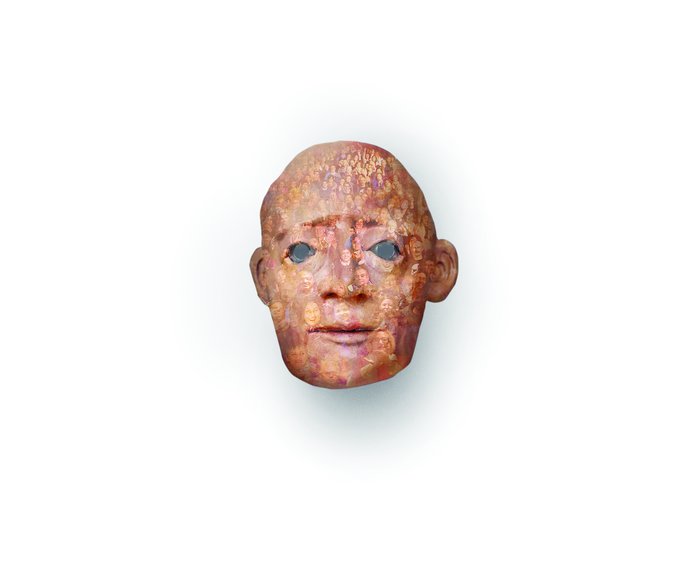 Visual einer Maske von Familie Flöz, durch die Fotos von vielen Gesichtern von echten Menschen schimmern