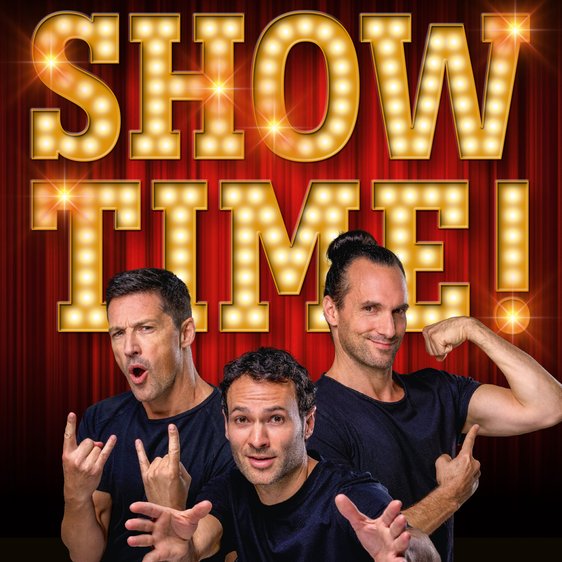 Über einem Foto der drei Künstler ist der Schriftzug "SHOWTIME" in Leuchtschrift zu sehen.