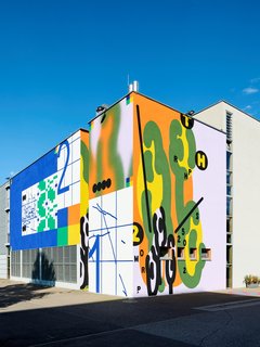 Großformatiges Kunstwerk an der Theaterhaus-Wand von den Künstlern HNRX und Kartelovic