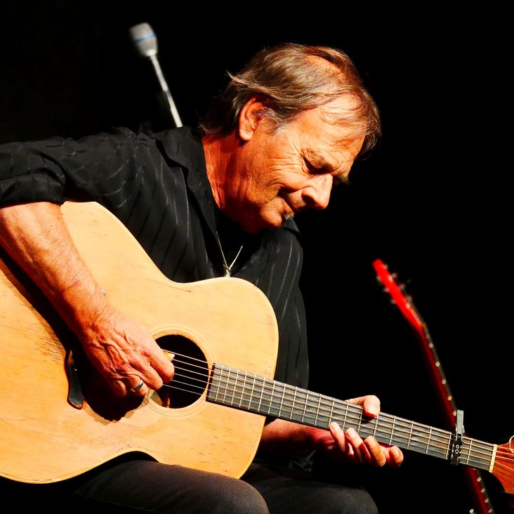 Ralf Illenbeger mit seiner Gitarre auf der Bühne