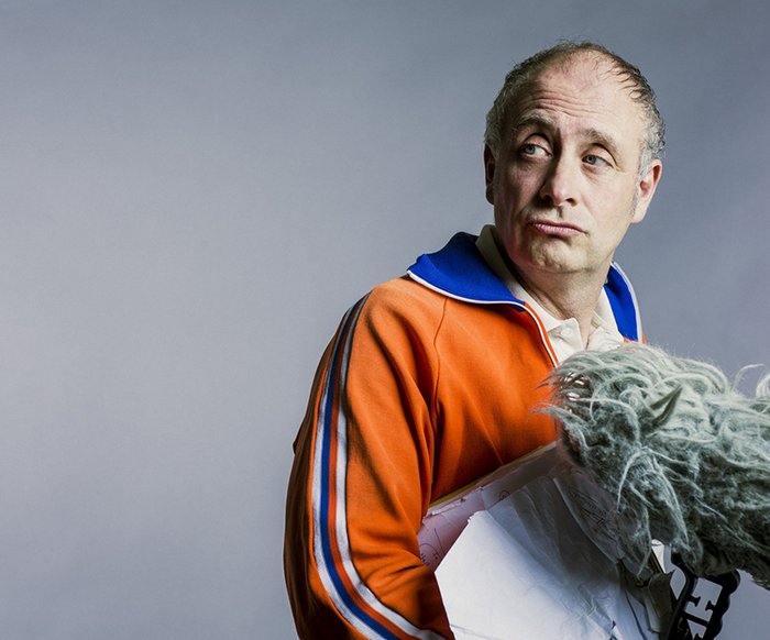 Alfons mit seinem Puschelmikrofon guckt nach links