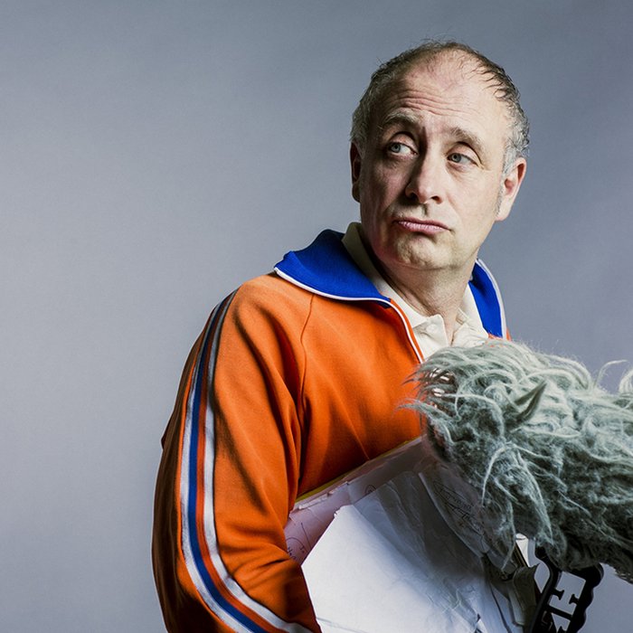 Alfons mit seinem Puschelmikrofon guckt nach links