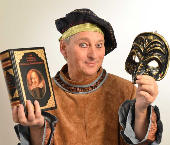 Bernd Lafrenz im altertümlichen Kostüm mit einem Buch von Shakespeare in der Hand