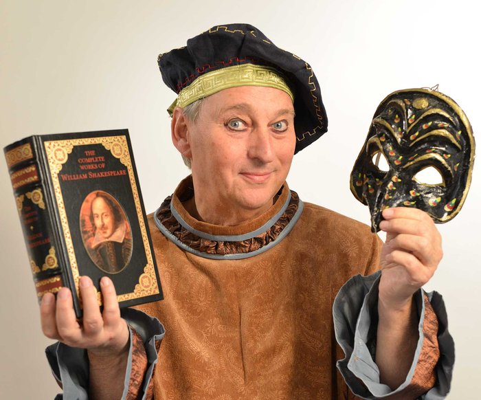 Bernd Lafrenz im altertümlichen Kostüm mit einem Buch von Shakespeare in der Hand