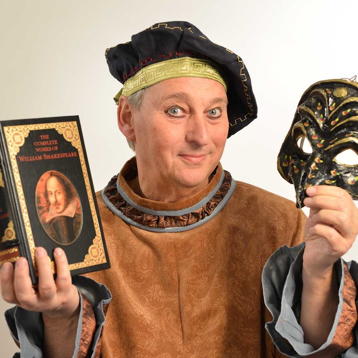 Bernd Lafrenz im altertümlichen Kostüm mit einem Buch von Shakespeare in der Hand