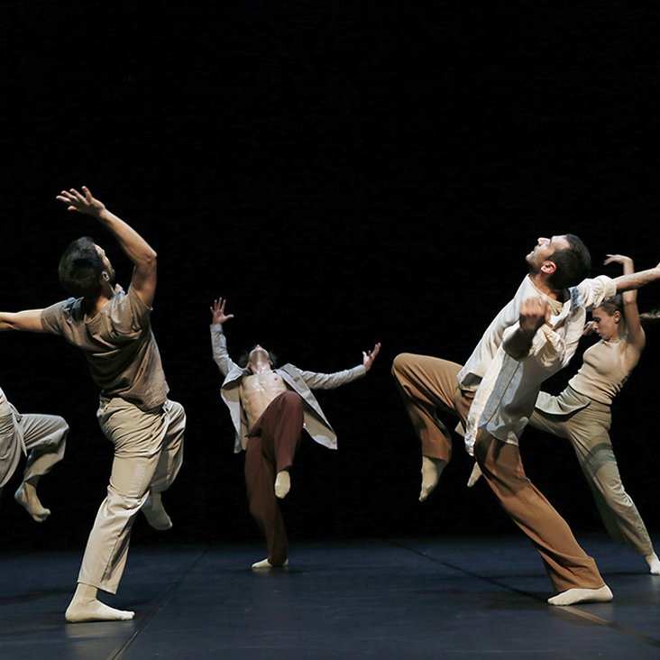Tänzer:innen der company idem bei der Performance ihrer Choreographie "Imbalance" auf der Bühne.