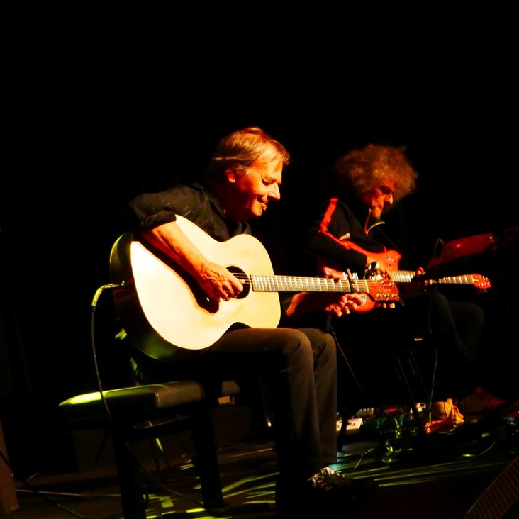 Ralf Illenberger und Thomas Maos mit ihren Gitarren auf der Bühne