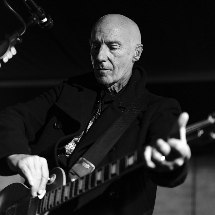 Sänger auf der Bühne mit Gitarre