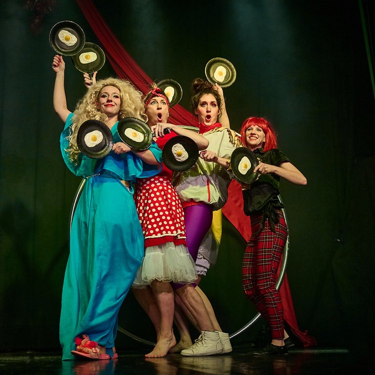 Das Ensemble der "Barbaren Barbies" in Kostümen auf der Bühne