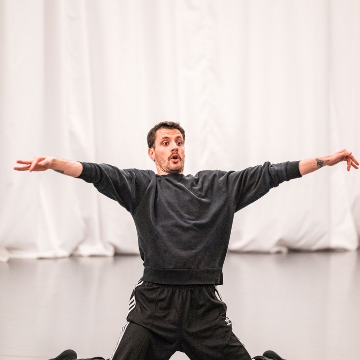 Tänzer:innen von Gauthier Dance bei den Proben im Ballettsaal in Orsolina, Italien