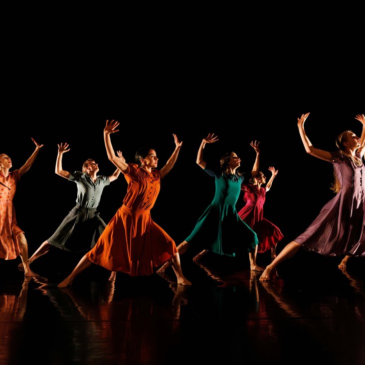 Tänzer:innen von Gauthier Dance in Kostüm auf der Bühne der Produktion "Harry"
