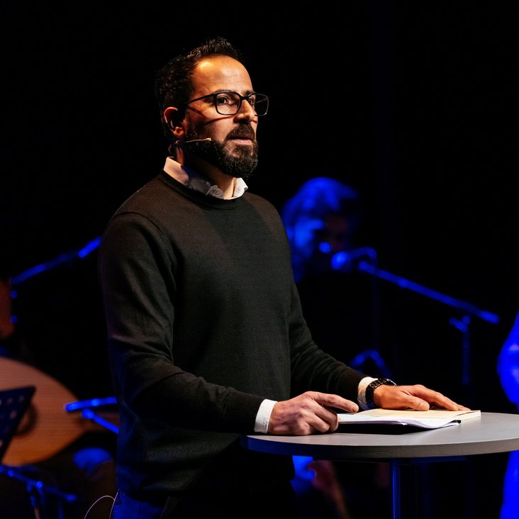 Protagonist:innen aus der Produktion "Angekommen" auf der Bühne.