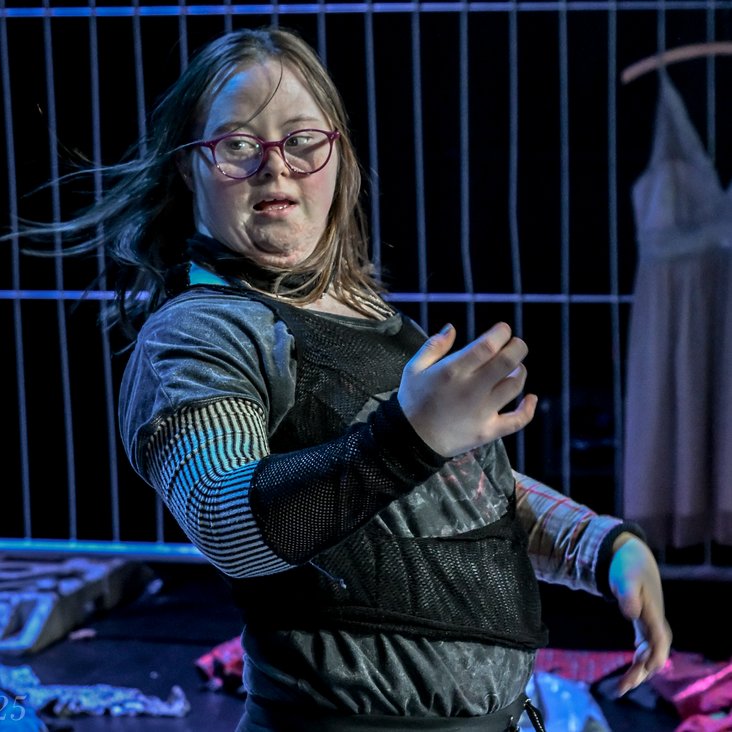 Eine Schauspielerin von (GiRRRRls) performt auf der Bühne